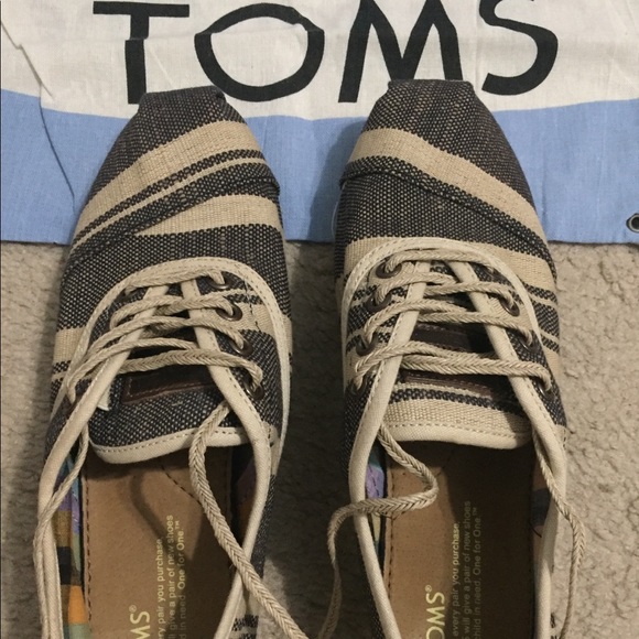 🔻Cute pair of laced women’s Toms - Picture 1 of 7